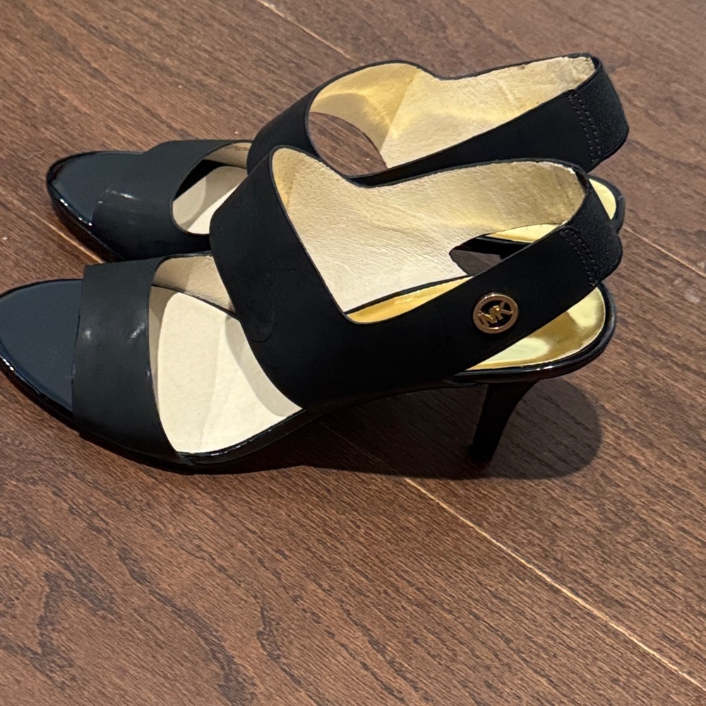 NWT Michael Michael Kors Black and Gold Rochelle Open-Toe Heels Size 8.5 - Picture 3 of 6